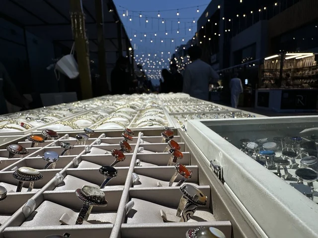 معرض تجاري في فعالية " أنا وأنت يا رمضان " في مدينة جدة، المملكة العربية السعودية، يوم 1 من فبراير 2026، تجربة رمضانية اجتماعية وثقافية، أنشطة تفاعلية وعروض رمضانية، جلسات عائلية وأجواء روحانية، فعاليات ترفيهية مستوحاة من روح الشهر الفضيل، أجواء دافئة تعزز قيم المشاركة والاحتفاء برمضان.