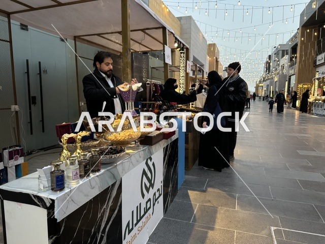معرض تجاري في فعالية " أنا وأنت يا رمضان " في مدينة جدة، المملكة العربية السعودية، يوم 1 من فبراير 2026، تجربة رمضانية اجتماعية وثقافية، أنشطة تفاعلية وعروض رمضانية، جلسات عائلية وأجواء روحانية، فعاليات ترفيهية مستوحاة من روح الشهر الفضيل، أجواء دافئة تعزز قيم المشاركة والاحتفاء برمضان.