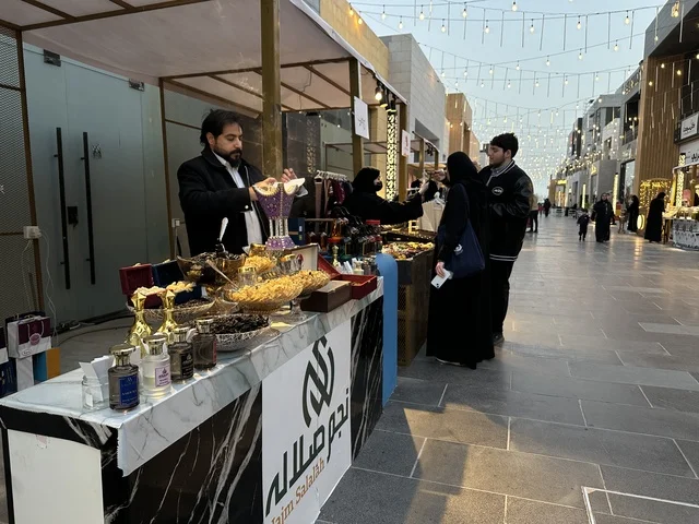 معرض تجاري في فعالية " أنا وأنت يا رمضان " في مدينة جدة، المملكة العربية السعودية، يوم 1 من فبراير 2026، تجربة رمضانية اجتماعية وثقافية، أنشطة تفاعلية وعروض رمضانية، جلسات عائلية وأجواء روحانية، فعاليات ترفيهية مستوحاة من روح الشهر الفضيل، أجواء دافئة تعزز قيم المشاركة والاحتفاء برمضان.