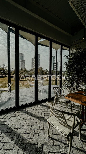 صورة لجلسة في احد المطاعم في الكويت المطلة على الطبيعة الخضراء،  ابراج وناطحات السحاب ، اماكن سياحية في مدينة الكويت 