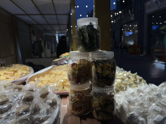 تصوير مقرب لمنتجات رمضانية في فعالية " أنا وأنت يا رمضان " في مدينة جدة، المملكة العربية السعودية، يوم 1 من فبراير 2026، تجربة رمضانية اجتماعية وثقافية، أنشطة تفاعلية وعروض رمضانية، جلسات عائلية وأجواء روحانية، فعاليات ترفيهية مستوحاة من روح الشهر الفضيل، أجواء دافئة تعزز قيم المشاركة والاحتفاء برمضان.