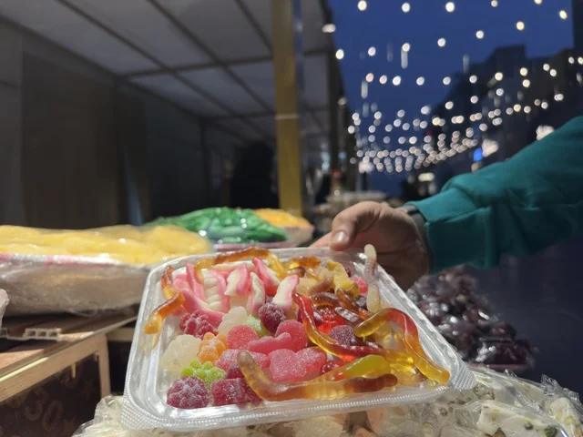 تصوير مقرب لمنتجات رمضانية في فعالية " أنا وأنت يا رمضان " في مدينة جدة، المملكة العربية السعودية، يوم 1 من فبراير 2026، تجربة رمضانية اجتماعية وثقافية، أنشطة تفاعلية وعروض رمضانية، جلسات عائلية وأجواء روحانية، فعاليات ترفيهية مستوحاة من روح الشهر الفضيل، أجواء دافئة تعزز قيم المشاركة والاحتفاء برمضان.
