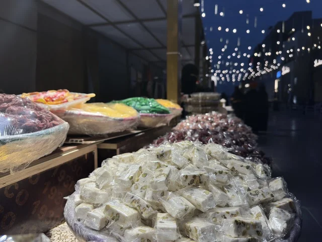 تصوير مقرب لمنتجات رمضانية في فعالية " أنا وأنت يا رمضان " في مدينة جدة، المملكة العربية السعودية، يوم 1 من فبراير 2026، تجربة رمضانية اجتماعية وثقافية، أنشطة تفاعلية وعروض رمضانية، جلسات عائلية وأجواء روحانية، فعاليات ترفيهية مستوحاة من روح الشهر الفضيل، أجواء دافئة تعزز قيم المشاركة والاحتفاء برمضان.