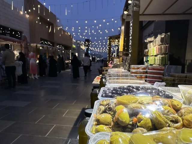 تصوير مقرب لمنتجات رمضانية في فعالية " أنا وأنت يا رمضان " في مدينة جدة، المملكة العربية السعودية، يوم 1 من فبراير 2026، تجربة رمضانية اجتماعية وثقافية، أنشطة تفاعلية وعروض رمضانية، جلسات عائلية وأجواء روحانية، فعاليات ترفيهية مستوحاة من روح الشهر الفضيل، أجواء دافئة تعزز قيم المشاركة والاحتفاء برمضان.