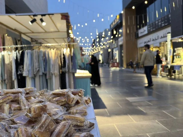 تصوير مقرب لمنتجات رمضانية في فعالية " أنا وأنت يا رمضان " في مدينة جدة، المملكة العربية السعودية، يوم 1 من فبراير 2026، تجربة رمضانية اجتماعية وثقافية، أنشطة تفاعلية وعروض رمضانية، جلسات عائلية وأجواء روحانية، فعاليات ترفيهية مستوحاة من روح الشهر الفضيل، أجواء دافئة تعزز قيم المشاركة والاحتفاء برمضان.