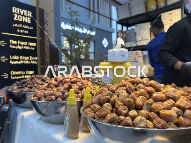 بيع الحلويات الرمضانية في فعالية " أنا وأنت يا رمضان " في مدينة جدة، المملكة العربية السعودية، يوم 1 من فبراير 2026، تجربة رمضانية اجتماعية وثقافية، أنشطة تفاعلية وعروض رمضانية، جلسات عائلية وأجواء روحانية، فعاليات ترفيهية مستوحاة من روح الشهر الفضيل، أجواء دافئة تعزز قيم المشاركة والاحتفاء برمضان.