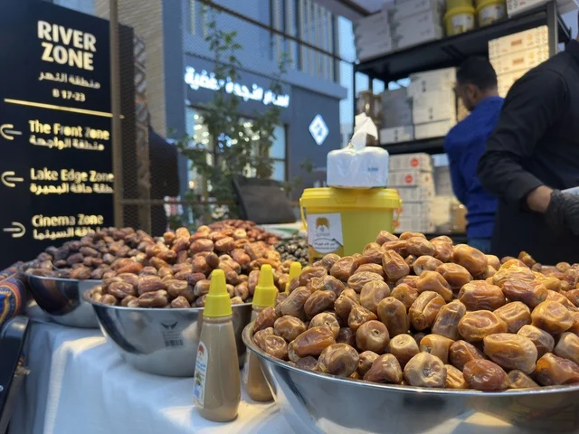 بيع الحلويات الرمضانية في فعالية " أنا وأنت يا رمضان " في مدينة جدة، المملكة العربية السعودية، يوم 1 من فبراير 2026، تجربة رمضانية اجتماعية وثقافية، أنشطة تفاعلية وعروض رمضانية، جلسات عائلية وأجواء روحانية، فعاليات ترفيهية مستوحاة من روح الشهر الفضيل، أجواء دافئة تعزز قيم المشاركة والاحتفاء برمضان.