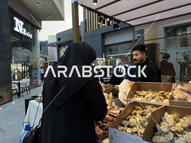 بيع الحلويات الرمضانية في فعالية " أنا وأنت يا رمضان " في مدينة جدة، المملكة العربية السعودية، يوم 1 من فبراير 2026، تجربة رمضانية اجتماعية وثقافية، أنشطة تفاعلية وعروض رمضانية، جلسات عائلية وأجواء روحانية، فعاليات ترفيهية مستوحاة من روح الشهر الفضيل، أجواء دافئة تعزز قيم المشاركة والاحتفاء برمضان.