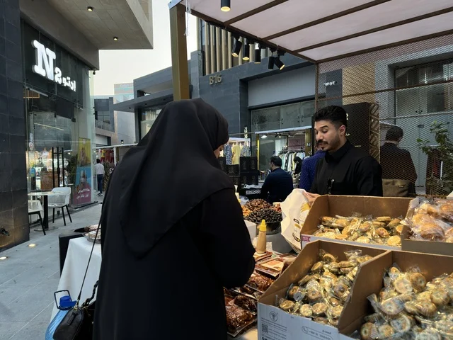 بيع الحلويات الرمضانية في فعالية " أنا وأنت يا رمضان " في مدينة جدة، المملكة العربية السعودية، يوم 1 من فبراير 2026، تجربة رمضانية اجتماعية وثقافية، أنشطة تفاعلية وعروض رمضانية، جلسات عائلية وأجواء روحانية، فعاليات ترفيهية مستوحاة من روح الشهر الفضيل، أجواء دافئة تعزز قيم المشاركة والاحتفاء برمضان.