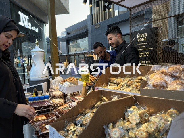بيع الحلويات الرمضانية في فعالية " أنا وأنت يا رمضان " في مدينة جدة، المملكة العربية السعودية، يوم 1 من فبراير 2026، تجربة رمضانية اجتماعية وثقافية، أنشطة تفاعلية وعروض رمضانية، جلسات عائلية وأجواء روحانية، فعاليات ترفيهية مستوحاة من روح الشهر الفضيل، أجواء دافئة تعزز قيم المشاركة والاحتفاء برمضان.