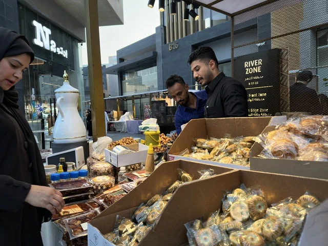 بيع الحلويات الرمضانية في فعالية " أنا وأنت يا رمضان " في مدينة جدة، المملكة العربية السعودية، يوم 1 من فبراير 2026، تجربة رمضانية اجتماعية وثقافية، أنشطة تفاعلية وعروض رمضانية، جلسات عائلية وأجواء روحانية، فعاليات ترفيهية مستوحاة من روح الشهر الفضيل، أجواء دافئة تعزز قيم المشاركة والاحتفاء برمضان.