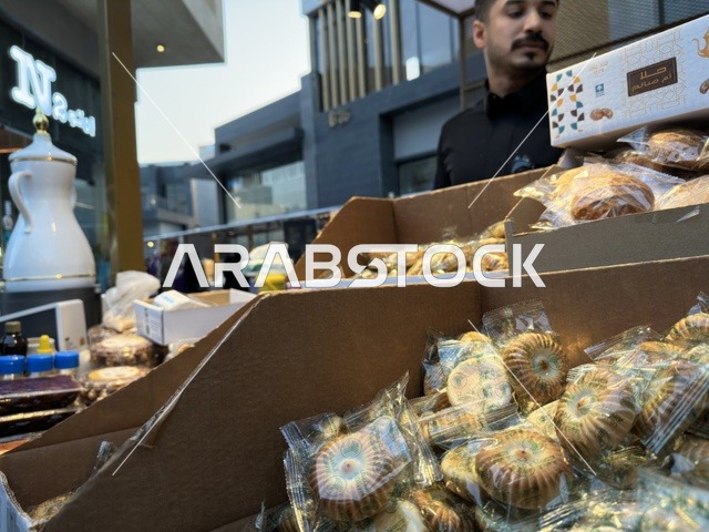 بيع الحلويات الرمضانية في فعالية " أنا وأنت يا رمضان " في مدينة جدة، المملكة العربية السعودية، يوم 1 من فبراير 2026، تجربة رمضانية اجتماعية وثقافية، أنشطة تفاعلية وعروض رمضانية، جلسات عائلية وأجواء روحانية، فعاليات ترفيهية مستوحاة من روح الشهر الفضيل، أجواء دافئة تعزز قيم المشاركة والاحتفاء برمضان.