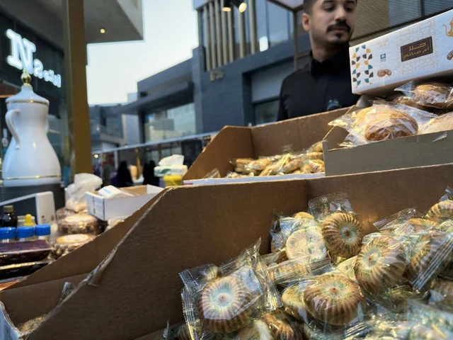 بيع الحلويات الرمضانية في فعالية " أنا وأنت يا رمضان " في مدينة جدة، المملكة العربية السعودية، يوم 1 من فبراير 2026، تجربة رمضانية اجتماعية وثقافية، أنشطة تفاعلية وعروض رمضانية، جلسات عائلية وأجواء روحانية، فعاليات ترفيهية مستوحاة من روح الشهر الفضيل، أجواء دافئة تعزز قيم المشاركة والاحتفاء برمضان.