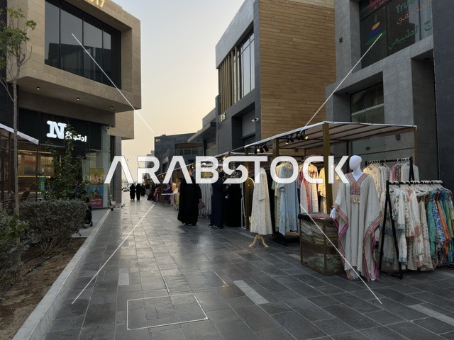 العبايات الرمضانية في فعالية " أنا وأنت يا رمضان " في مدينة جدة، المملكة العربية السعودية، يوم 1 من فبراير 2026، تجربة رمضانية اجتماعية وثقافية، أنشطة تفاعلية وعروض رمضانية، جلسات عائلية وأجواء روحانية، فعاليات ترفيهية مستوحاة من روح الشهر الفضيل، أجواء دافئة تعزز قيم المشاركة والاحتفاء برمضان.