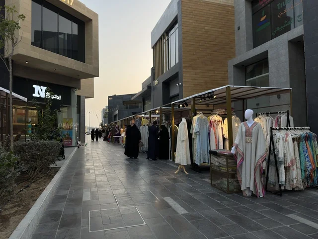 العبايات الرمضانية في فعالية " أنا وأنت يا رمضان " في مدينة جدة، المملكة العربية السعودية، يوم 1 من فبراير 2026، تجربة رمضانية اجتماعية وثقافية، أنشطة تفاعلية وعروض رمضانية، جلسات عائلية وأجواء روحانية، فعاليات ترفيهية مستوحاة من روح الشهر الفضيل، أجواء دافئة تعزز قيم المشاركة والاحتفاء برمضان.