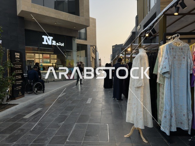 العبايات الرمضانية في فعالية " أنا وأنت يا رمضان " في مدينة جدة، المملكة العربية السعودية، يوم 1 من فبراير 2026، تجربة رمضانية اجتماعية وثقافية، أنشطة تفاعلية وعروض رمضانية، جلسات عائلية وأجواء روحانية، فعاليات ترفيهية مستوحاة من روح الشهر الفضيل، أجواء دافئة تعزز قيم المشاركة والاحتفاء برمضان.