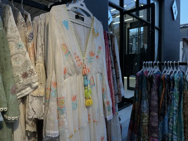 العبايات الرمضانية في فعالية " أنا وأنت يا رمضان " في مدينة جدة، المملكة العربية السعودية، يوم 1 من فبراير 2026، تجربة رمضانية اجتماعية وثقافية، أنشطة تفاعلية وعروض رمضانية، جلسات عائلية وأجواء روحانية، فعاليات ترفيهية مستوحاة من روح الشهر الفضيل، أجواء دافئة تعزز قيم المشاركة والاحتفاء برمضان.