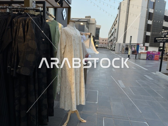 العبايات الرمضانية في فعالية " أنا وأنت يا رمضان " في مدينة جدة، المملكة العربية السعودية، يوم 1 من فبراير 2026، تجربة رمضانية اجتماعية وثقافية، أنشطة تفاعلية وعروض رمضانية، جلسات عائلية وأجواء روحانية، فعاليات ترفيهية مستوحاة من روح الشهر الفضيل، أجواء دافئة تعزز قيم المشاركة والاحتفاء برمضان.