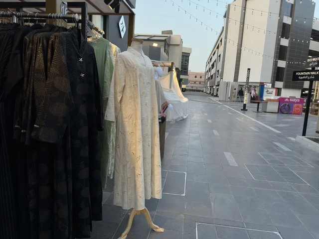 العبايات الرمضانية في فعالية " أنا وأنت يا رمضان " في مدينة جدة، المملكة العربية السعودية، يوم 1 من فبراير 2026، تجربة رمضانية اجتماعية وثقافية، أنشطة تفاعلية وعروض رمضانية، جلسات عائلية وأجواء روحانية، فعاليات ترفيهية مستوحاة من روح الشهر الفضيل، أجواء دافئة تعزز قيم المشاركة والاحتفاء برمضان.