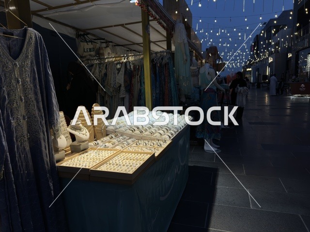 معرض اكسسوارات في فعالية " أنا وأنت يا رمضان " في مدينة جدة، المملكة العربية السعودية، يوم 1 من فبراير 2026، تجربة رمضانية اجتماعية وثقافية، أنشطة تفاعلية وعروض رمضانية، جلسات عائلية وأجواء روحانية، فعاليات ترفيهية مستوحاة من روح الشهر الفضيل، أجواء دافئة تعزز قيم المشاركة والاحتفاء برمضان.