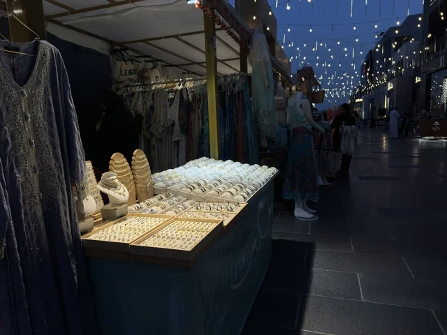 معرض اكسسوارات في فعالية " أنا وأنت يا رمضان " في مدينة جدة، المملكة العربية السعودية، يوم 1 من فبراير 2026، تجربة رمضانية اجتماعية وثقافية، أنشطة تفاعلية وعروض رمضانية، جلسات عائلية وأجواء روحانية، فعاليات ترفيهية مستوحاة من روح الشهر الفضيل، أجواء دافئة تعزز قيم المشاركة والاحتفاء برمضان.