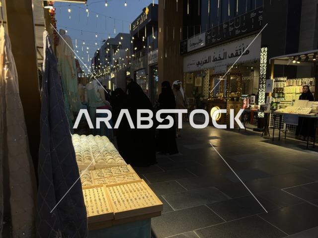 معرض اكسسوارات في فعالية " أنا وأنت يا رمضان " في مدينة جدة، المملكة العربية السعودية، يوم 1 من فبراير 2026، تجربة رمضانية اجتماعية وثقافية، أنشطة تفاعلية وعروض رمضانية، جلسات عائلية وأجواء روحانية، فعاليات ترفيهية مستوحاة من روح الشهر الفضيل، أجواء دافئة تعزز قيم المشاركة والاحتفاء برمضان.