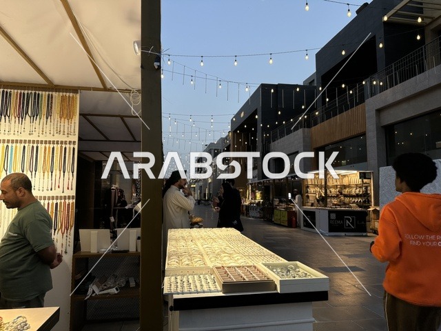 معرض اكسسوارات في فعالية " أنا وأنت يا رمضان " في مدينة جدة، المملكة العربية السعودية، يوم 1 من فبراير 2026، تجربة رمضانية اجتماعية وثقافية، أنشطة تفاعلية وعروض رمضانية، جلسات عائلية وأجواء روحانية، فعاليات ترفيهية مستوحاة من روح الشهر الفضيل، أجواء دافئة تعزز قيم المشاركة والاحتفاء برمضان.