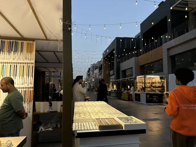 معرض اكسسوارات في فعالية " أنا وأنت يا رمضان " في مدينة جدة، المملكة العربية السعودية، يوم 1 من فبراير 2026، تجربة رمضانية اجتماعية وثقافية، أنشطة تفاعلية وعروض رمضانية، جلسات عائلية وأجواء روحانية، فعاليات ترفيهية مستوحاة من روح الشهر الفضيل، أجواء دافئة تعزز قيم المشاركة والاحتفاء برمضان.