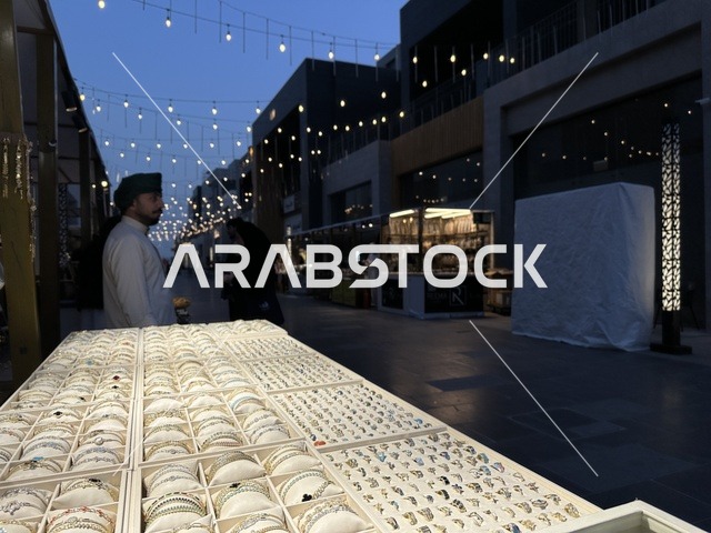 معرض اكسسوارات في فعالية " أنا وأنت يا رمضان " في مدينة جدة، المملكة العربية السعودية، يوم 1 من فبراير 2026، تجربة رمضانية اجتماعية وثقافية، أنشطة تفاعلية وعروض رمضانية، جلسات عائلية وأجواء روحانية، فعاليات ترفيهية مستوحاة من روح الشهر الفضيل، أجواء دافئة تعزز قيم المشاركة والاحتفاء برمضان.