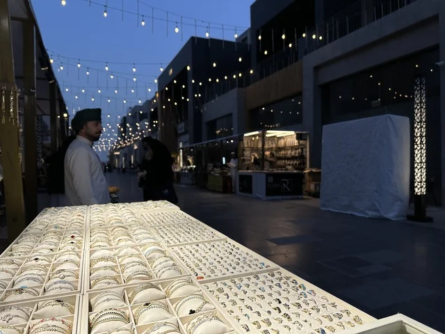 معرض اكسسوارات في فعالية " أنا وأنت يا رمضان " في مدينة جدة، المملكة العربية السعودية، يوم 1 من فبراير 2026، تجربة رمضانية اجتماعية وثقافية، أنشطة تفاعلية وعروض رمضانية، جلسات عائلية وأجواء روحانية، فعاليات ترفيهية مستوحاة من روح الشهر الفضيل، أجواء دافئة تعزز قيم المشاركة والاحتفاء برمضان.