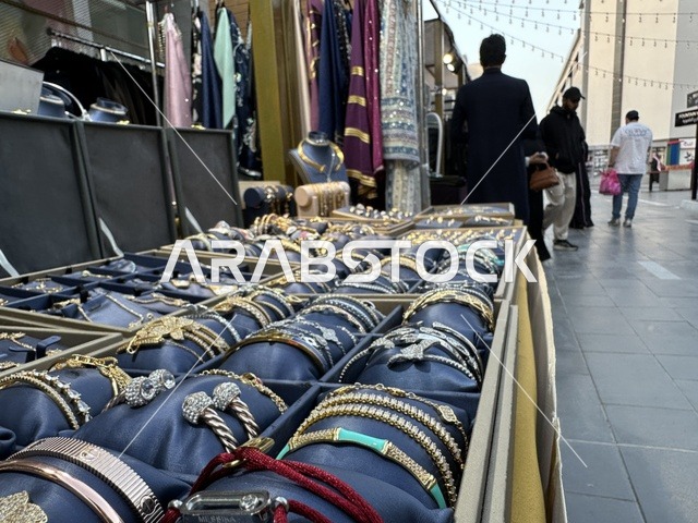 معرض اكسسوارات في فعالية " أنا وأنت يا رمضان " في مدينة جدة، المملكة العربية السعودية، يوم 1 من فبراير 2026، تجربة رمضانية اجتماعية وثقافية، أنشطة تفاعلية وعروض رمضانية، جلسات عائلية وأجواء روحانية، فعاليات ترفيهية مستوحاة من روح الشهر الفضيل، أجواء دافئة تعزز قيم المشاركة والاحتفاء برمضان.