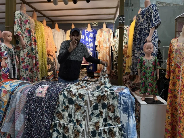 معرض ازياء في فعالية " أنا وأنت يا رمضان " في مدينة جدة، المملكة العربية السعودية، يوم 1 من فبراير 2026، تجربة رمضانية اجتماعية وثقافية، أنشطة تفاعلية وعروض رمضانية، جلسات عائلية وأجواء روحانية، فعاليات ترفيهية مستوحاة من روح الشهر الفضيل، أجواء دافئة تعزز قيم المشاركة والاحتفاء برمضان.