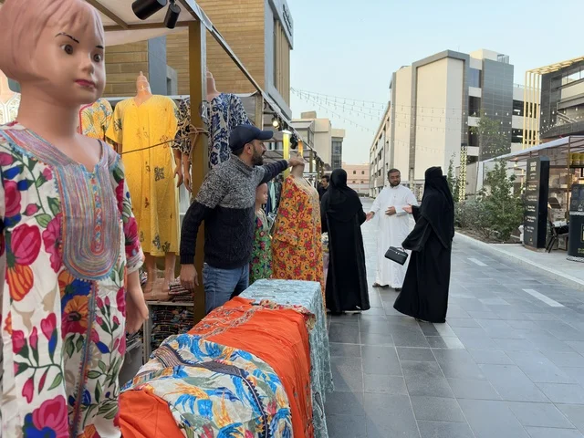 معرض ازياء في فعالية " أنا وأنت يا رمضان " في مدينة جدة، المملكة العربية السعودية، يوم 1 من فبراير 2026، تجربة رمضانية اجتماعية وثقافية، أنشطة تفاعلية وعروض رمضانية، جلسات عائلية وأجواء روحانية، فعاليات ترفيهية مستوحاة من روح الشهر الفضيل، أجواء دافئة تعزز قيم المشاركة والاحتفاء برمضان.