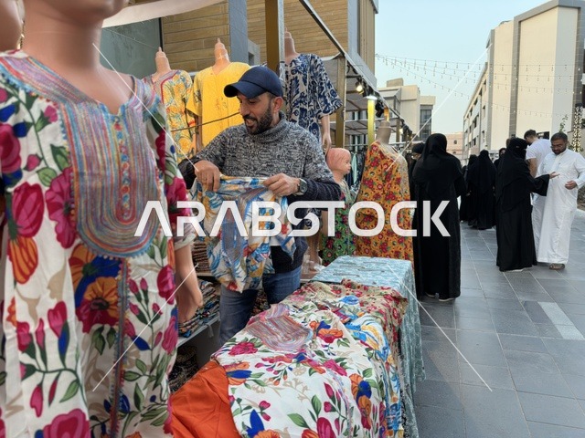 معرض ازياء في فعالية " أنا وأنت يا رمضان " في مدينة جدة، المملكة العربية السعودية، يوم 1 من فبراير 2026، تجربة رمضانية اجتماعية وثقافية، أنشطة تفاعلية وعروض رمضانية، جلسات عائلية وأجواء روحانية، فعاليات ترفيهية مستوحاة من روح الشهر الفضيل، أجواء دافئة تعزز قيم المشاركة والاحتفاء برمضان.