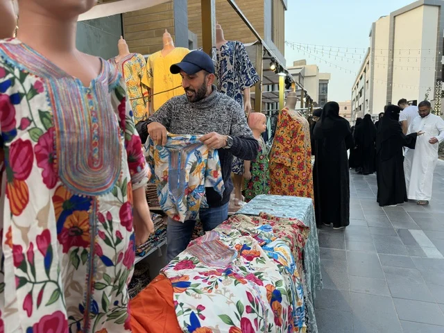 معرض ازياء في فعالية " أنا وأنت يا رمضان " في مدينة جدة، المملكة العربية السعودية، يوم 1 من فبراير 2026، تجربة رمضانية اجتماعية وثقافية، أنشطة تفاعلية وعروض رمضانية، جلسات عائلية وأجواء روحانية، فعاليات ترفيهية مستوحاة من روح الشهر الفضيل، أجواء دافئة تعزز قيم المشاركة والاحتفاء برمضان.