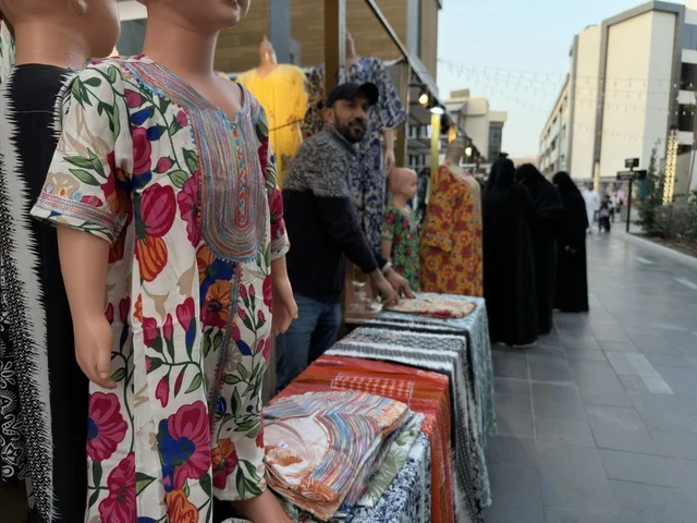 معرض ازياء في فعالية " أنا وأنت يا رمضان " في مدينة جدة، المملكة العربية السعودية، يوم 1 من فبراير 2026، تجربة رمضانية اجتماعية وثقافية، أنشطة تفاعلية وعروض رمضانية، جلسات عائلية وأجواء روحانية، فعاليات ترفيهية مستوحاة من روح الشهر الفضيل، أجواء دافئة تعزز قيم المشاركة والاحتفاء برمضان.