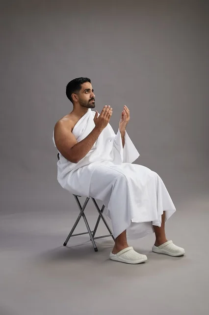 حاج سعودي بملابس الإحرام يدعو الله في الاستوديو
