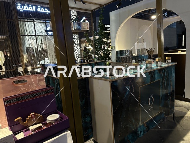 معرض العطور والبخور في فعالية " أنا وأنت يا رمضان " في مدينة جدة، المملكة العربية السعودية، يوم 1 من فبراير 2026، تجربة رمضانية اجتماعية وثقافية، أنشطة تفاعلية وعروض رمضانية، جلسات عائلية وأجواء روحانية، فعاليات ترفيهية مستوحاة من روح الشهر الفضيل، أجواء دافئة تعزز قيم المشاركة والاحتفاء برمضان.