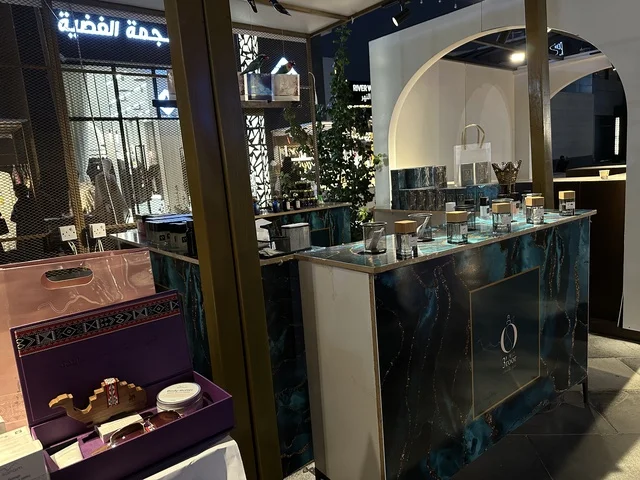 معرض العطور والبخور في فعالية " أنا وأنت يا رمضان " في مدينة جدة، المملكة العربية السعودية، يوم 1 من فبراير 2026، تجربة رمضانية اجتماعية وثقافية، أنشطة تفاعلية وعروض رمضانية، جلسات عائلية وأجواء روحانية، فعاليات ترفيهية مستوحاة من روح الشهر الفضيل، أجواء دافئة تعزز قيم المشاركة والاحتفاء برمضان.