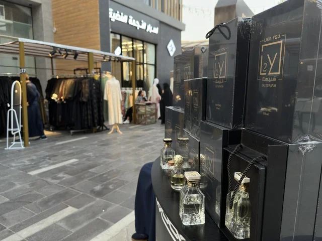 معرض العطور والبخور في فعالية " أنا وأنت يا رمضان " في مدينة جدة، المملكة العربية السعودية، يوم 1 من فبراير 2026، تجربة رمضانية اجتماعية وثقافية، أنشطة تفاعلية وعروض رمضانية، جلسات عائلية وأجواء روحانية، فعاليات ترفيهية مستوحاة من روح الشهر الفضيل، أجواء دافئة تعزز قيم المشاركة والاحتفاء برمضان.