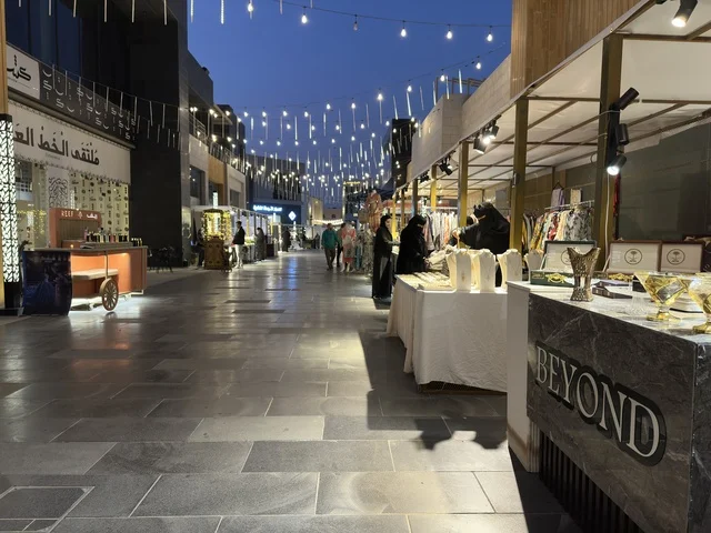 معرض تجاري في فعالية " أنا وأنت يا رمضان " في مدينة جدة، المملكة العربية السعودية، يوم 1 من فبراير 2026، تجربة رمضانية اجتماعية وثقافية، أنشطة تفاعلية وعروض رمضانية، جلسات عائلية وأجواء روحانية، فعاليات ترفيهية مستوحاة من روح الشهر الفضيل، أجواء دافئة تعزز قيم المشاركة والاحتفاء برمضان.