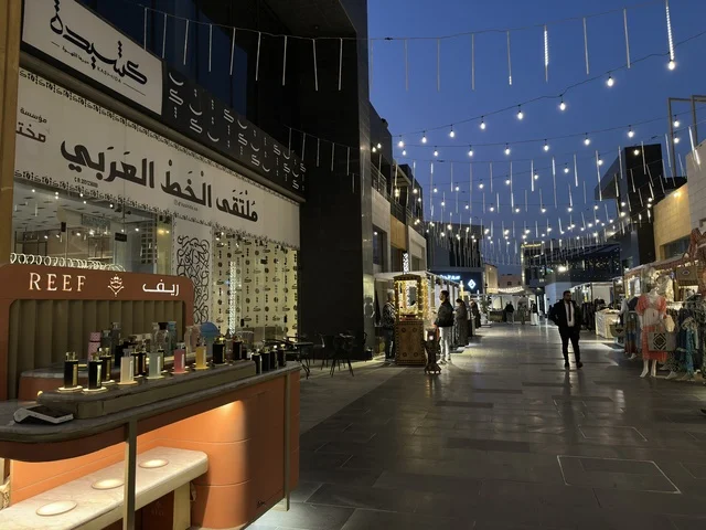 معرض تجاري في فعالية " أنا وأنت يا رمضان " في مدينة جدة، المملكة العربية السعودية، يوم 1 من فبراير 2026، تجربة رمضانية اجتماعية وثقافية، أنشطة تفاعلية وعروض رمضانية، جلسات عائلية وأجواء روحانية، فعاليات ترفيهية مستوحاة من روح الشهر الفضيل، أجواء دافئة تعزز قيم المشاركة والاحتفاء برمضان.