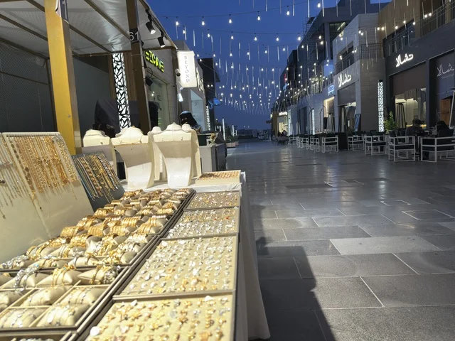 معرض تجاري في فعالية " أنا وأنت يا رمضان " في مدينة جدة، المملكة العربية السعودية، يوم 1 من فبراير 2026، تجربة رمضانية اجتماعية وثقافية، أنشطة تفاعلية وعروض رمضانية، جلسات عائلية وأجواء روحانية، فعاليات ترفيهية مستوحاة من روح الشهر الفضيل، أجواء دافئة تعزز قيم المشاركة والاحتفاء برمضان.