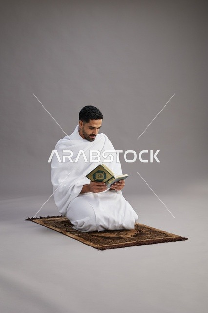 حاج سعودي بملابس الإحرام يقرأ القرآن في الاستوديو