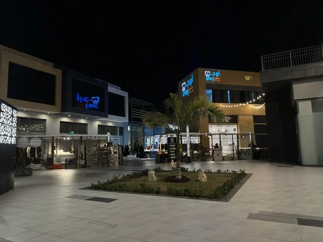 تجربة تسوق في اجواء رمضانية اصيلة في فعالية " أنا وأنت يا رمضان " في مدينة جدة، المملكة العربية السعودية، يوم 1 من فبراير 2026، تجربة رمضانية اجتماعية وثقافية، أنشطة تفاعلية وعروض رمضانية، جلسات عائلية وأجواء روحانية، فعاليات ترفيهية مستوحاة من روح الشهر الفضيل، أجواء دافئة تعزز قيم المشاركة والاحتفاء برمضان.