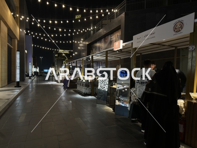 تجربة تسوق في اجواء رمضانية اصيلة في فعالية " أنا وأنت يا رمضان " في مدينة جدة، المملكة العربية السعودية، يوم 1 من فبراير 2026، تجربة رمضانية اجتماعية وثقافية، أنشطة تفاعلية وعروض رمضانية، جلسات عائلية وأجواء روحانية، فعاليات ترفيهية مستوحاة من روح الشهر الفضيل، أجواء دافئة تعزز قيم المشاركة والاحتفاء برمضان.