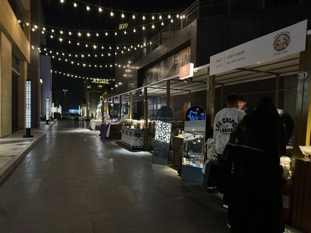 تجربة تسوق في اجواء رمضانية اصيلة في فعالية " أنا وأنت يا رمضان " في مدينة جدة، المملكة العربية السعودية، يوم 1 من فبراير 2026، تجربة رمضانية اجتماعية وثقافية، أنشطة تفاعلية وعروض رمضانية، جلسات عائلية وأجواء روحانية، فعاليات ترفيهية مستوحاة من روح الشهر الفضيل، أجواء دافئة تعزز قيم المشاركة والاحتفاء برمضان.