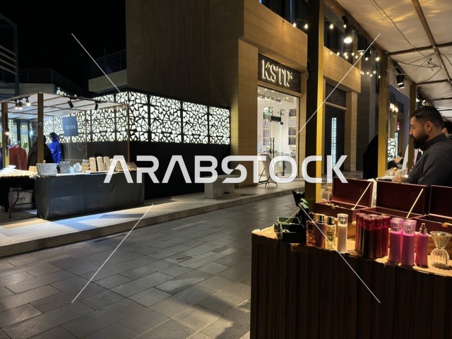 تجربة تسوق في اجواء رمضانية اصيلة في فعالية " أنا وأنت يا رمضان " في مدينة جدة، المملكة العربية السعودية، يوم 1 من فبراير 2026، تجربة رمضانية اجتماعية وثقافية، أنشطة تفاعلية وعروض رمضانية، جلسات عائلية وأجواء روحانية، فعاليات ترفيهية مستوحاة من روح الشهر الفضيل، أجواء دافئة تعزز قيم المشاركة والاحتفاء برمضان.