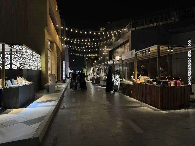 تجربة تسوق في اجواء رمضانية اصيلة في فعالية " أنا وأنت يا رمضان " في مدينة جدة، المملكة العربية السعودية، يوم 1 من فبراير 2026، تجربة رمضانية اجتماعية وثقافية، أنشطة تفاعلية وعروض رمضانية، جلسات عائلية وأجواء روحانية، فعاليات ترفيهية مستوحاة من روح الشهر الفضيل، أجواء دافئة تعزز قيم المشاركة والاحتفاء برمضان.