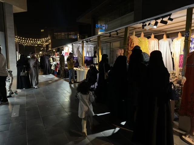 تجربة تسوق في اجواء رمضانية اصيلة في فعالية " أنا وأنت يا رمضان " في مدينة جدة، المملكة العربية السعودية، يوم 1 من فبراير 2026، تجربة رمضانية اجتماعية وثقافية، أنشطة تفاعلية وعروض رمضانية، جلسات عائلية وأجواء روحانية، فعاليات ترفيهية مستوحاة من روح الشهر الفضيل، أجواء دافئة تعزز قيم المشاركة والاحتفاء برمضان.